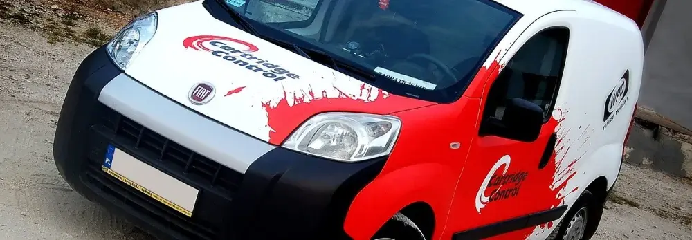 Jak okleić samochód - proste kroki, które unikną błędów i kosztów