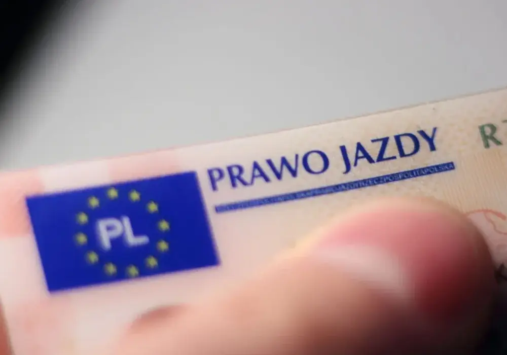 Ile wynosi mandat za brak prawa jazdy i jakie są konsekwencje jazdy bez uprawnień?
